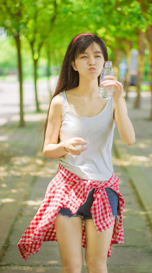 爱游戏娱乐平台-意甲激烈对抗，比分1-0，唯一入球由关键前锋完成，比赛亮点：射门精准度极高